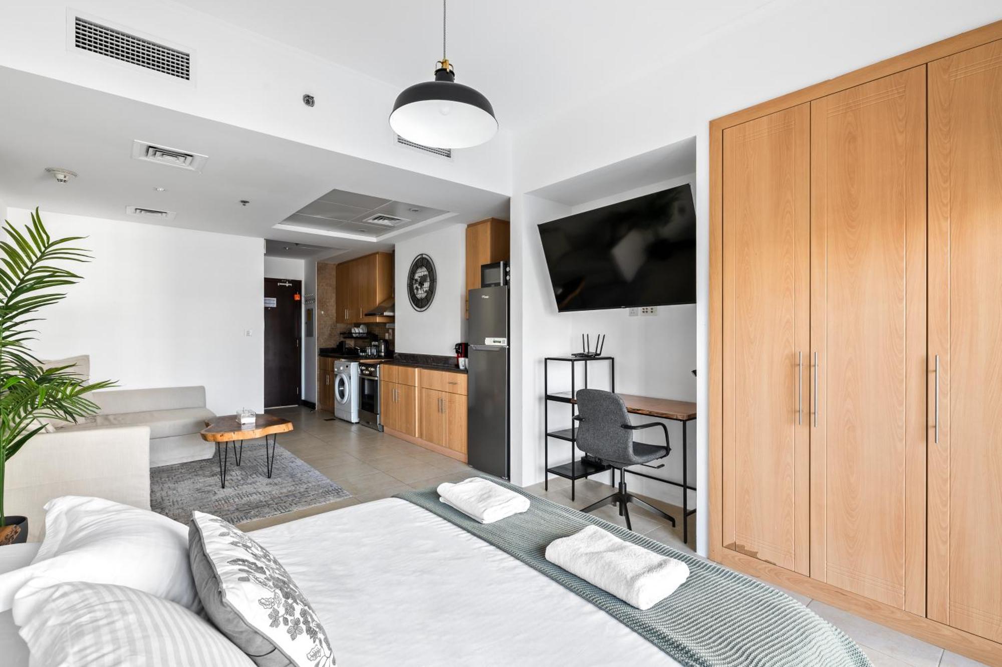 Upscale Studio Full Lake View In Goldcrest View Tower Dubai Exterior foto