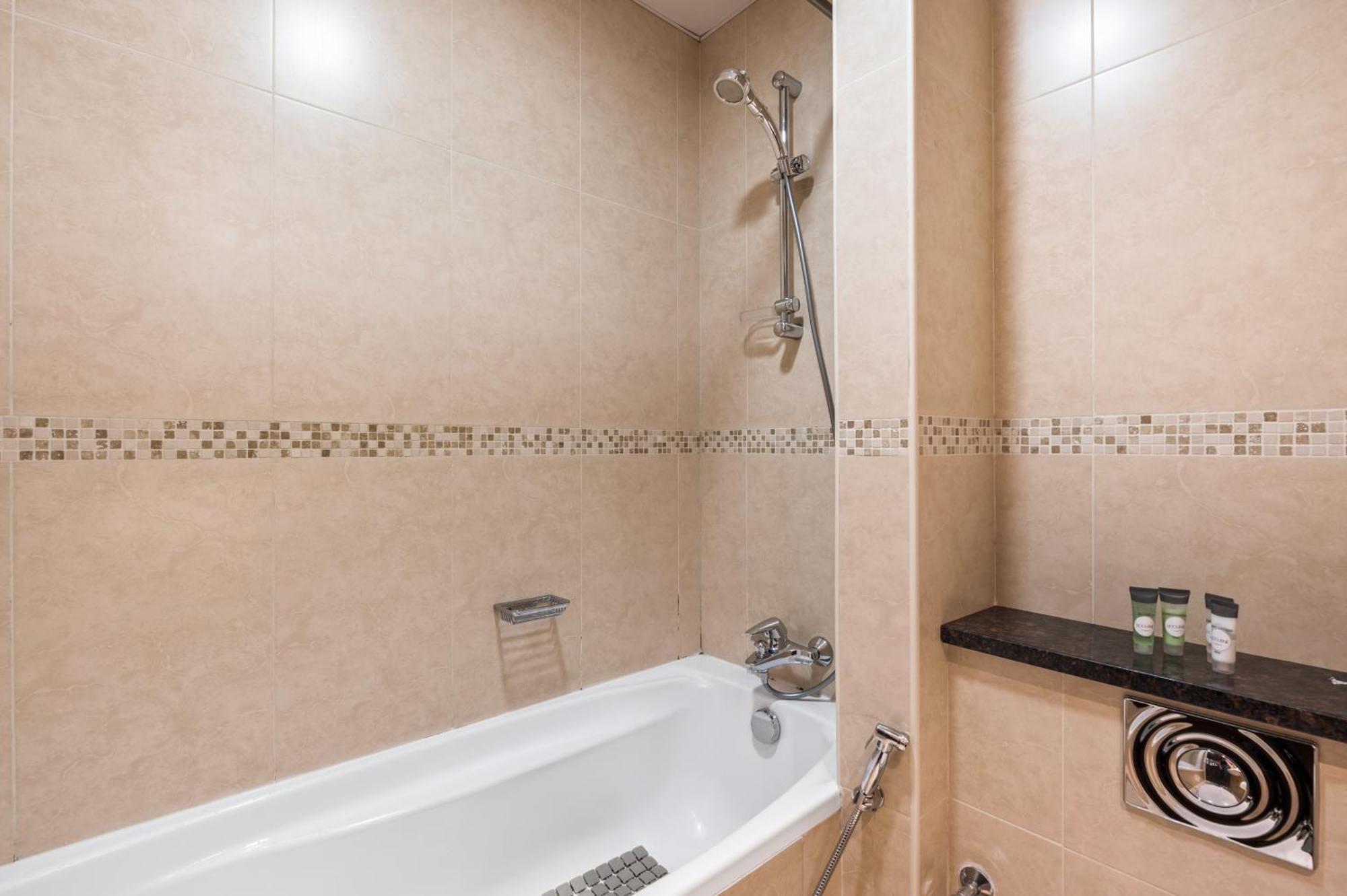 Upscale Studio Full Lake View In Goldcrest View Tower Dubai Exterior foto