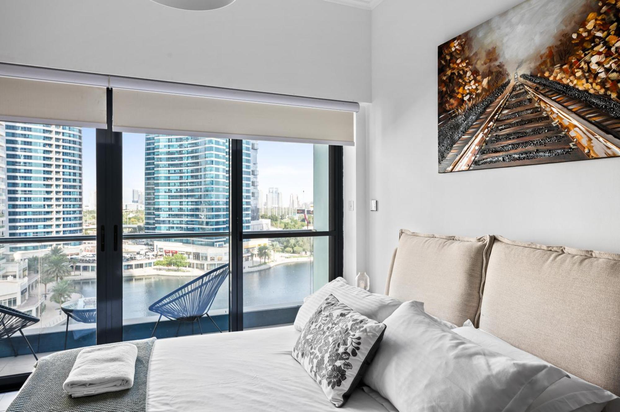 Upscale Studio Full Lake View In Goldcrest View Tower Dubai Exterior foto