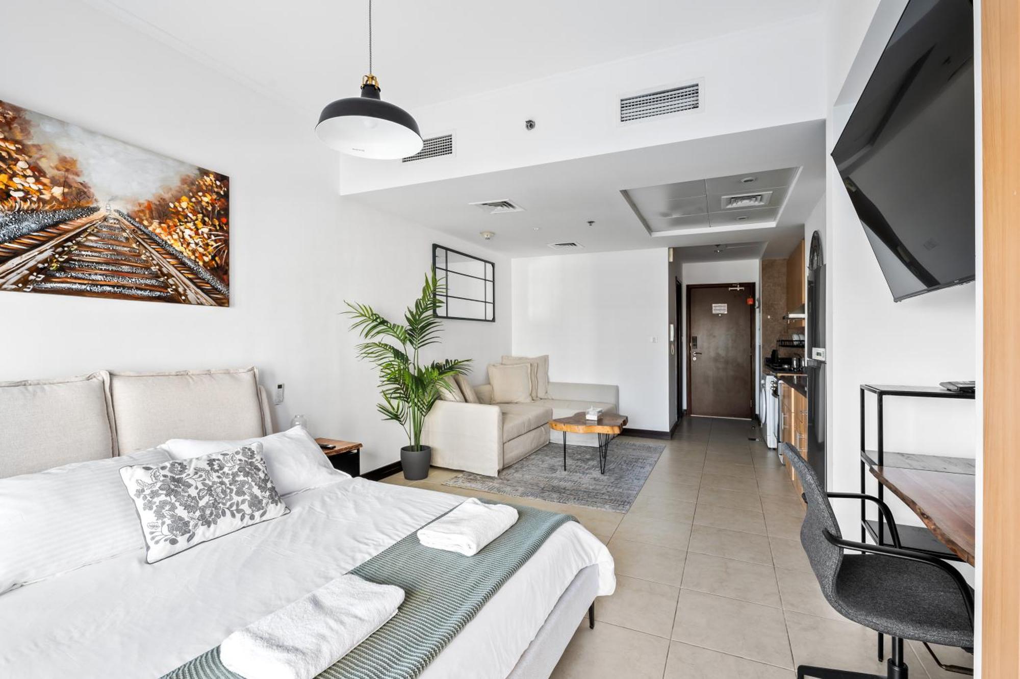 Upscale Studio Full Lake View In Goldcrest View Tower Dubai Exterior foto